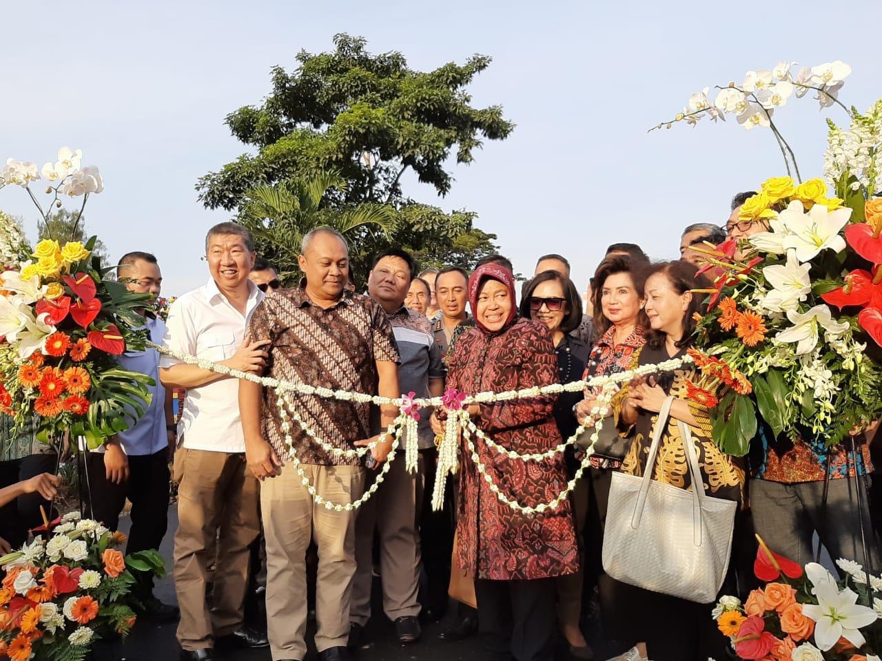 Walikota Surabaya Tri Risma Harini saat peresmian Underpass Satelit sumbangan para pengembang Surabaya.