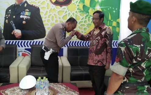 Mahfud MD saat mudik lebaran di Madura. (Foto: dok/antara)