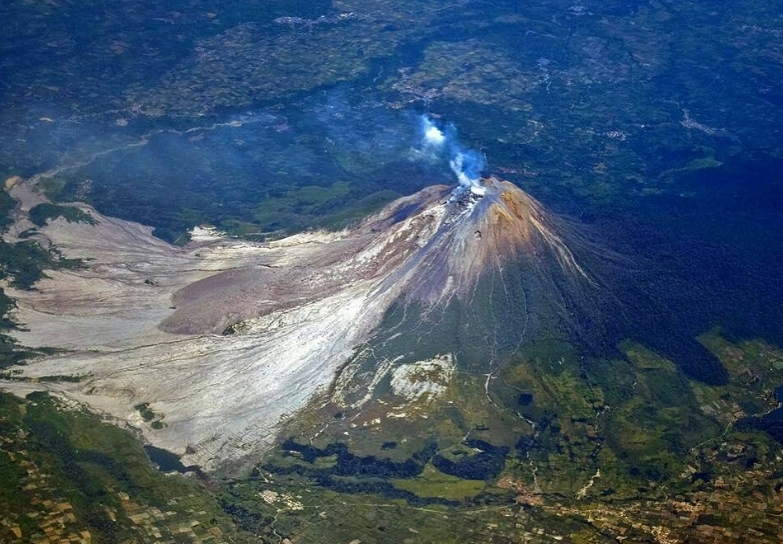 Gumpalan asap berwarna hitam pekat terus menerus keluar dari puncak Gunung Api Sinabung saat Lebaran.