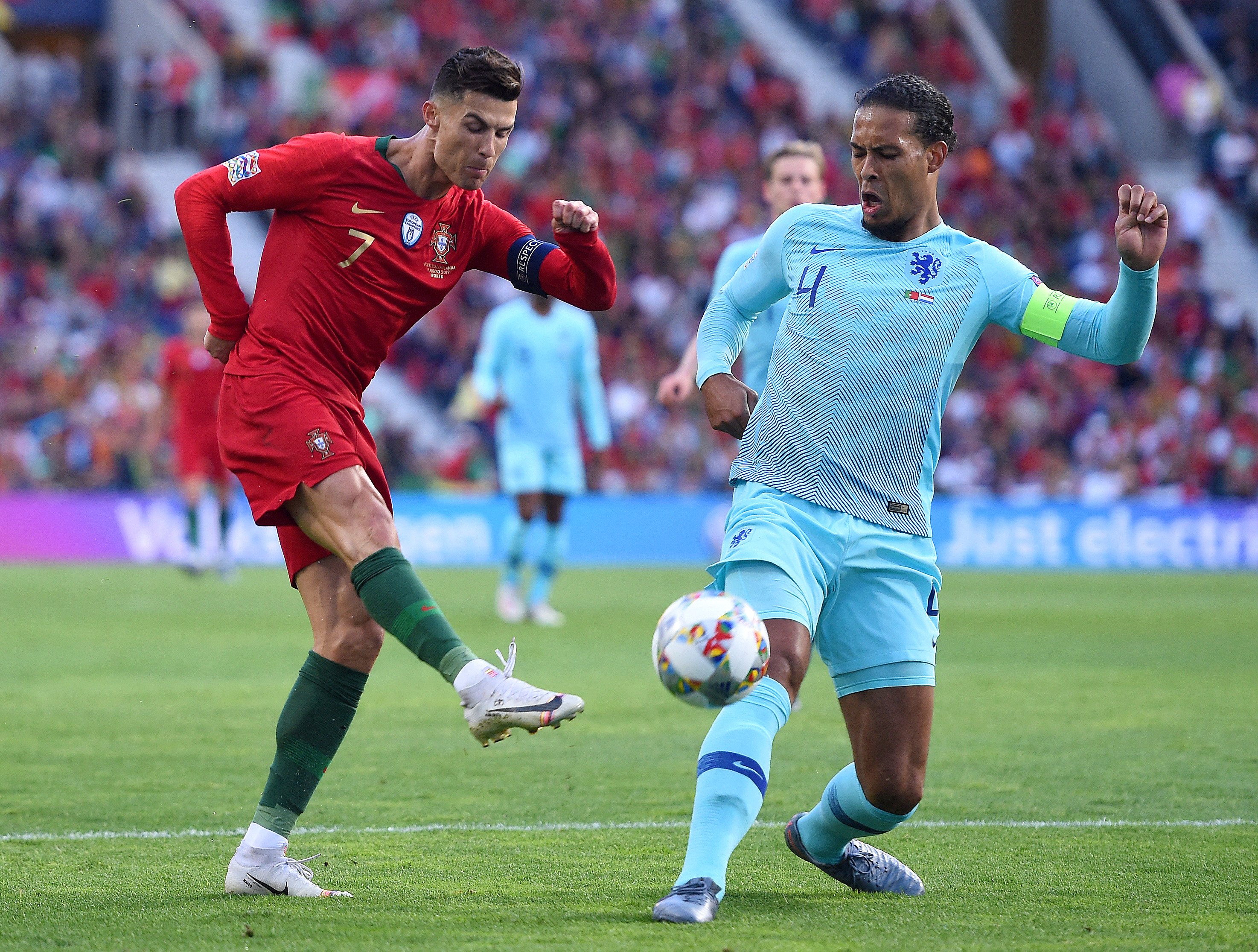 Cristiano Ronaldi dikawal ketat oleh Virgil van Dijk. (Foto: Twitter/@UEFAEURO)