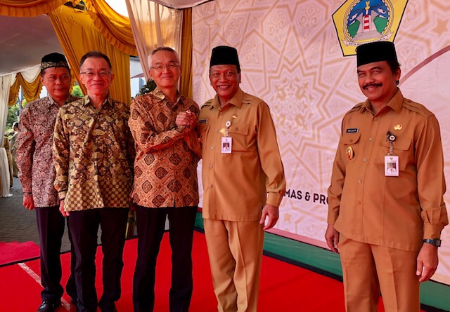 Hiroshi Kondo dan Hideya Sato menyalami Bupati Sambari Halim dan Wakil Bupati M Qosim di Pemkab Gresik. (Foto Arif Afandi/ngopibareng.id)