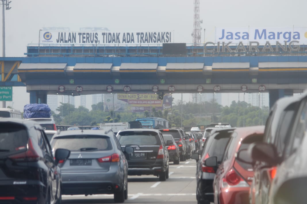  Suasana mudik lebaran  dan arus balik, meskipun  kecelakaan jumlahnya  menurun, korban meninggal dunia masih lebih dari 100 orang ( foto: asmanu/ngopibareng.id)