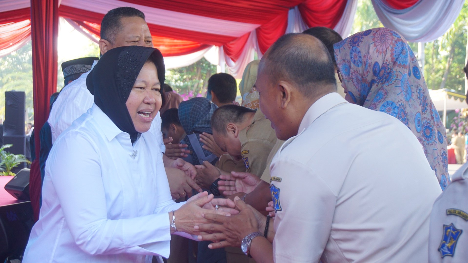 Wali Kota Surabaya Tri Rismaharini saat halal bi halal dengan pegawai Pemkot Surabaya, di Taman Surya Balai Kota Surabaya, Senin 10 Juni 2019. (Foto: Farid/ngopibareng.id) 