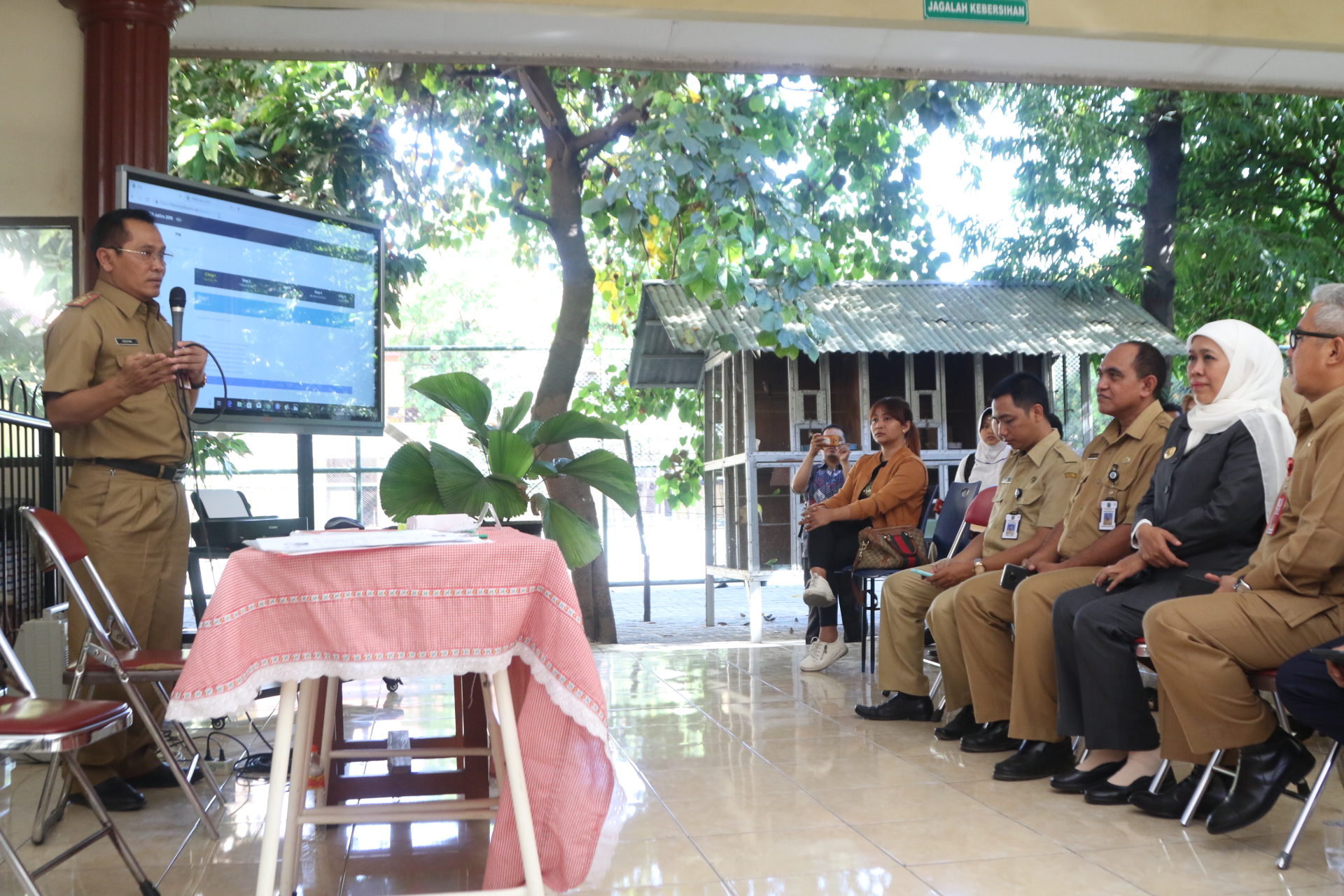 Khofifah saat berada di SMAN 15 Surabaya. (Foto: Humas Jatim)