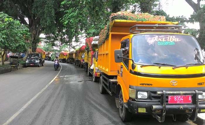 Truk sampah antre di Bogor. (Foto:Antara)