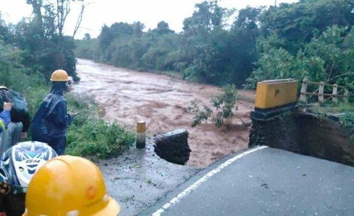 Jembatan ambrol kena banjir bandang di Kabupaten Morowali dan Morowali Utara, Sulawesi Tengah, Senin kemarin. (Foto:Antara)