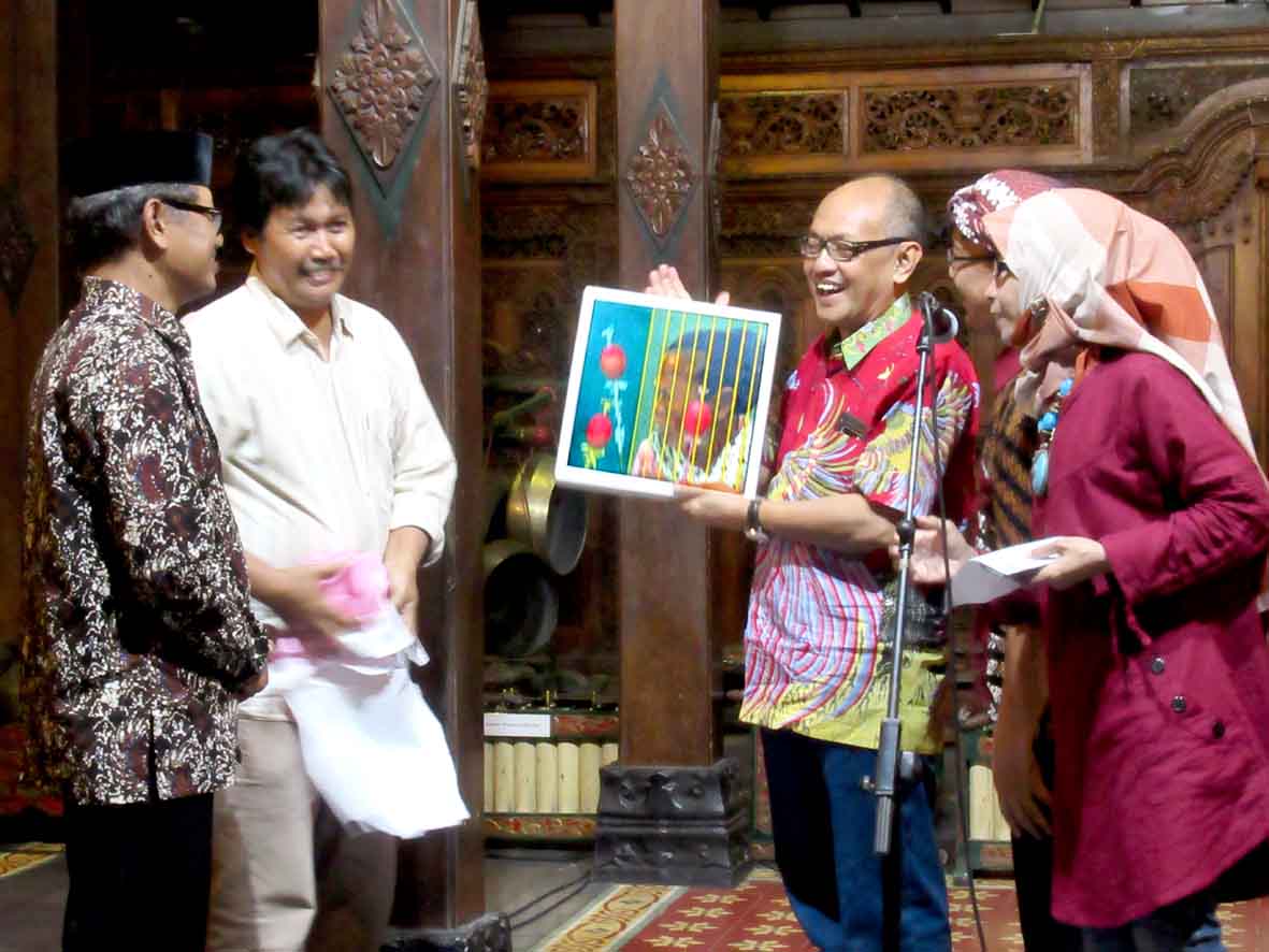 Herry Zudianto menerima cindera mata lukisan karya Wasis Subroto berjudul "Penjaga Tradisi."