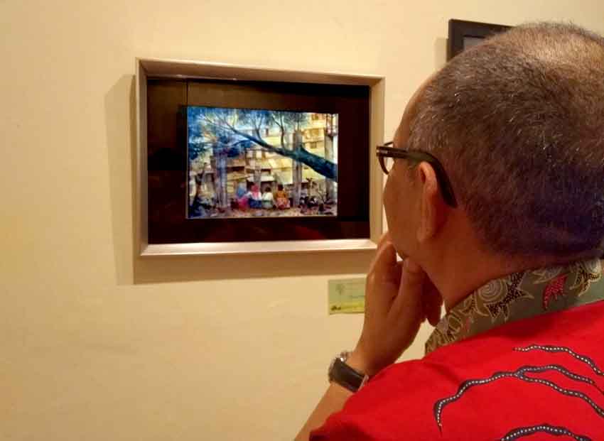 Herry Zudianto mengamati karya saya berjudul "Sedulur Prihatin."