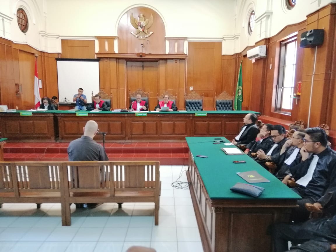 Ahmad Dhani saat menjalani sidang di Pengadilan Negeri Surabaya. (Foto: Farid/ngopibareng.id)