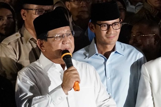 Prabowo Subianto didampingi Sandiaga Uno saat memberikan konferensi pers di rumahnya Jalan Kertanegara IV, Jakarta Selatan. (Foto: Istimewa)