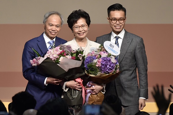 Carrie Lam bersama suami Lam Siu-por dan putra pertama mereka Jeremy (thestandard.com.hk