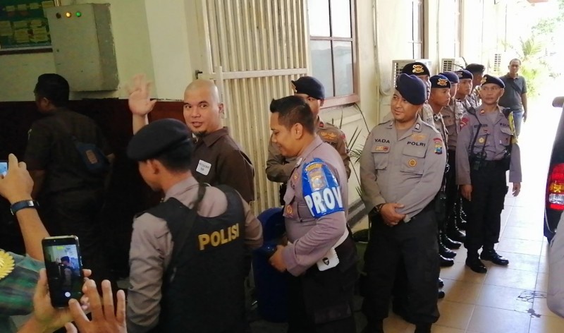 Ahmad Dhani Prasetyo saat menjalani sidang vonis di PN Surabaya, Selasa 11 Juni 2019. (Foto: Farid/ngopibareng.id)