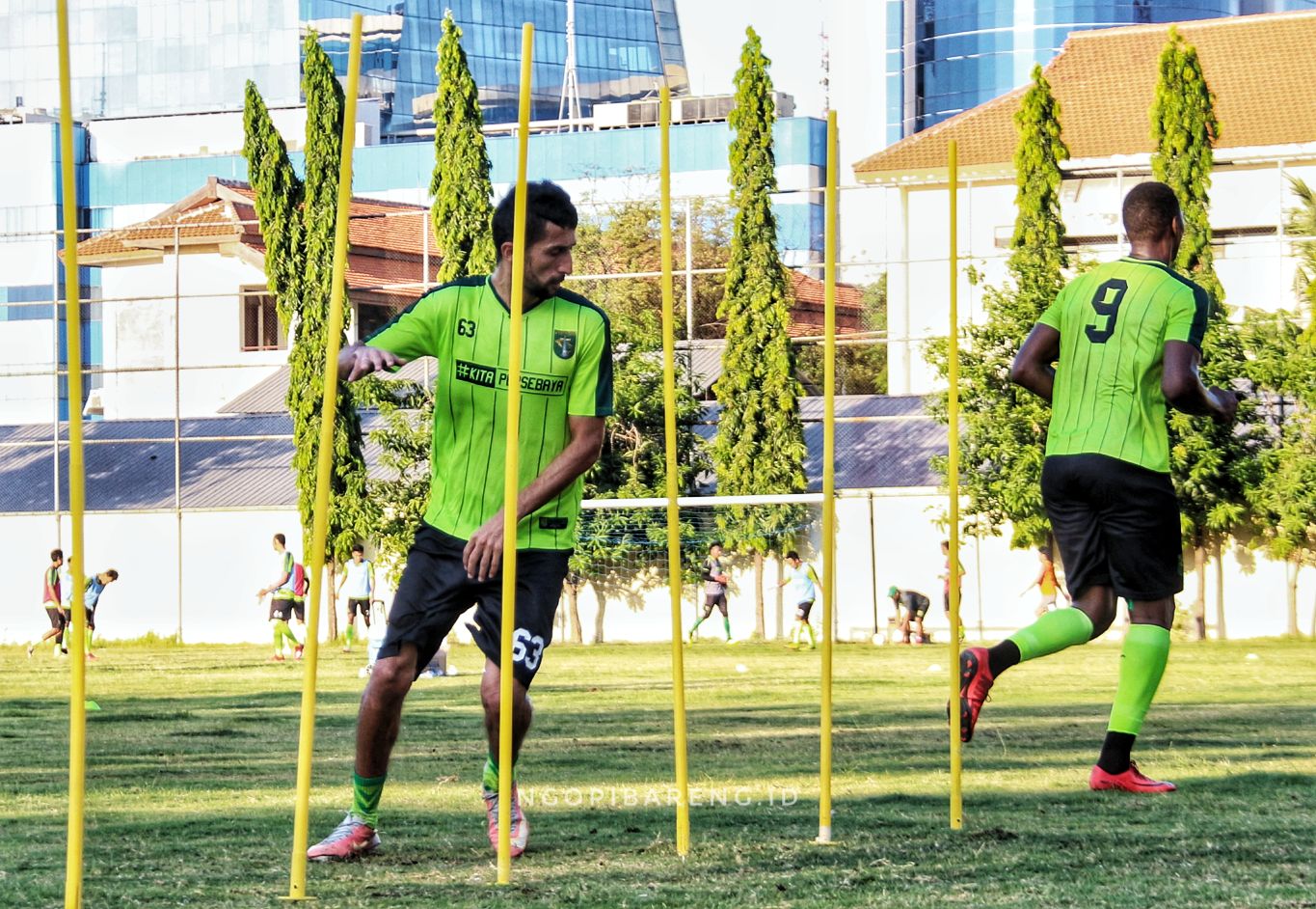 Skuat Persebaya saat latihan fisik di Lapangan Polda Jatim. (Foto: Haris/ngopibareng)