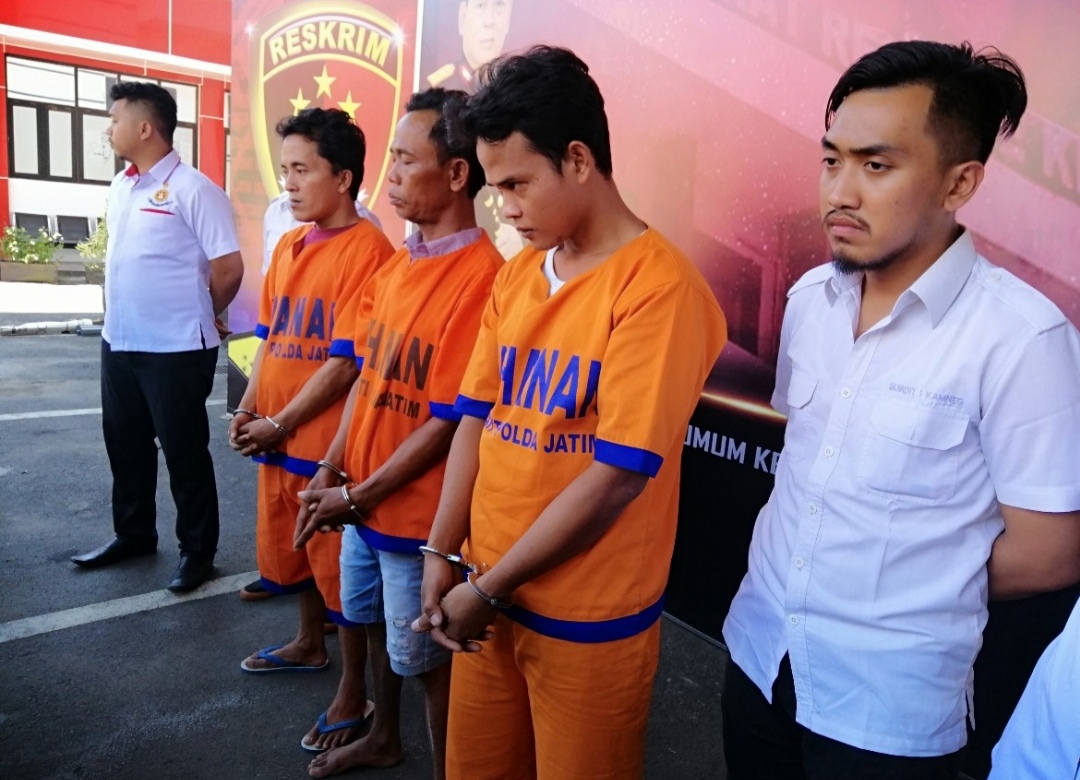 Pelaku pengerusakan dan pembakaran Mapolsek Tambelangan. (Foto: Farid/ngopibareng.id) 