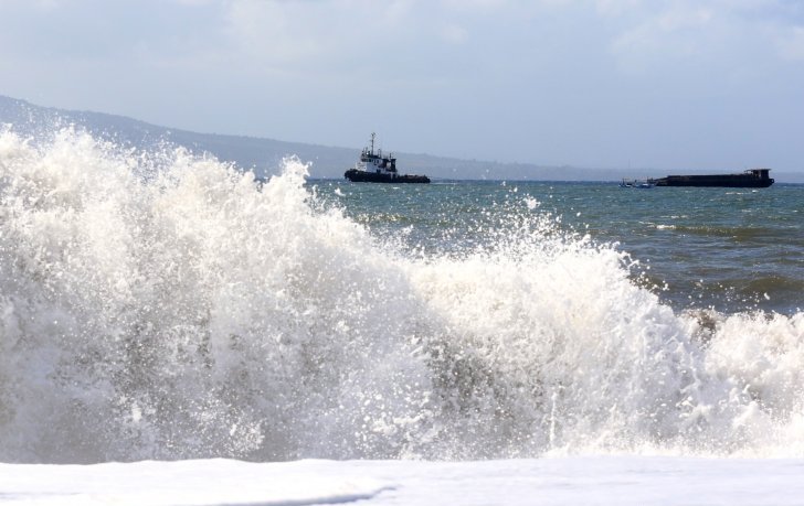  Arsip Foto. Kapal tongkang berlayar saat gelombang tinggi di Selat Bali terlihat dari Pantai Boom, Banyuwangi, Jawa Timur, Sabtu 1 Juni 2019. (Foto: Antara/Candra Setya CANDRA SETYA)