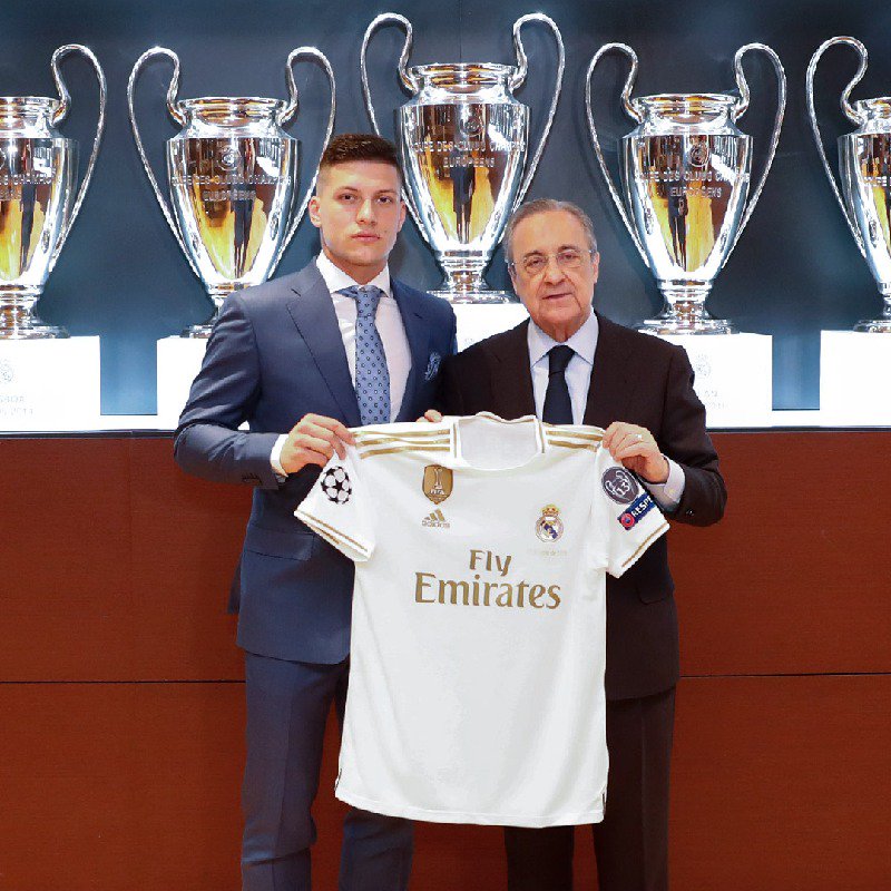 Pemain anyar Real Madrid, Luka Jovic dan Presiden Real Madrid, Florentino Perez. (Foto: Twitter/@realmadrid)