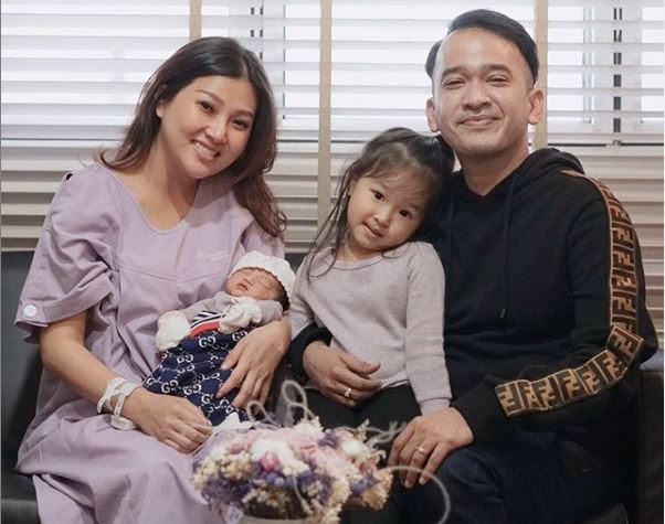 Keluarga Ruben Onsu dan Sarwendah bersama kedua putrinya, Thalia dan Thania Putri Onsu. (Foto: Instagram ruben_onsu)