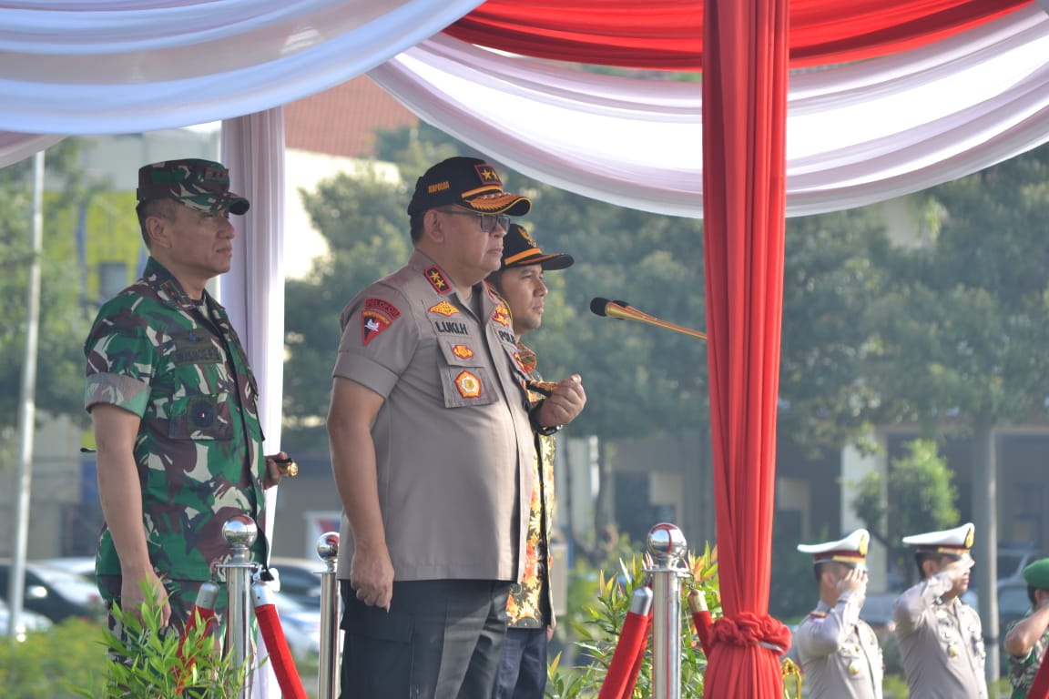 Kapolda Jatim, Irjen Pol Luki Hermawan saat memimpin apel. (Foto: Farid/ngopibareng.id)