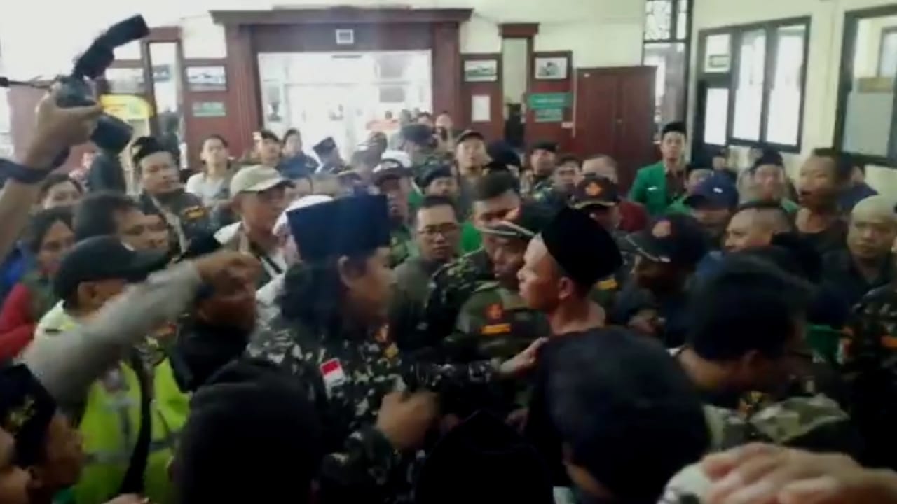 Kericuhan melibatkan massa Barisan Ansor Serbaguna (Banser) dan Front Pembela Islam (FPI) di ruang tunggu PN Surabaya. (Foto: Farid/ngopibareng.id)