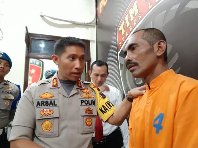 AKBP Arsal Sahban, Kapolres Lumajang bersama Hori, pelaku penggadai Istri dan pembunuhan salah sasaran. (Foto: Humas Polres Lumajang)