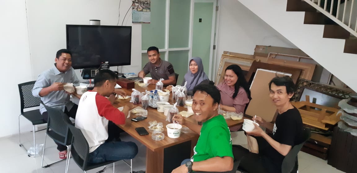 Sebagian anggota Redaksi ngopibareng.id, dan manajemen ketika makan siang bersama. (Foto: ngopibareng.id)