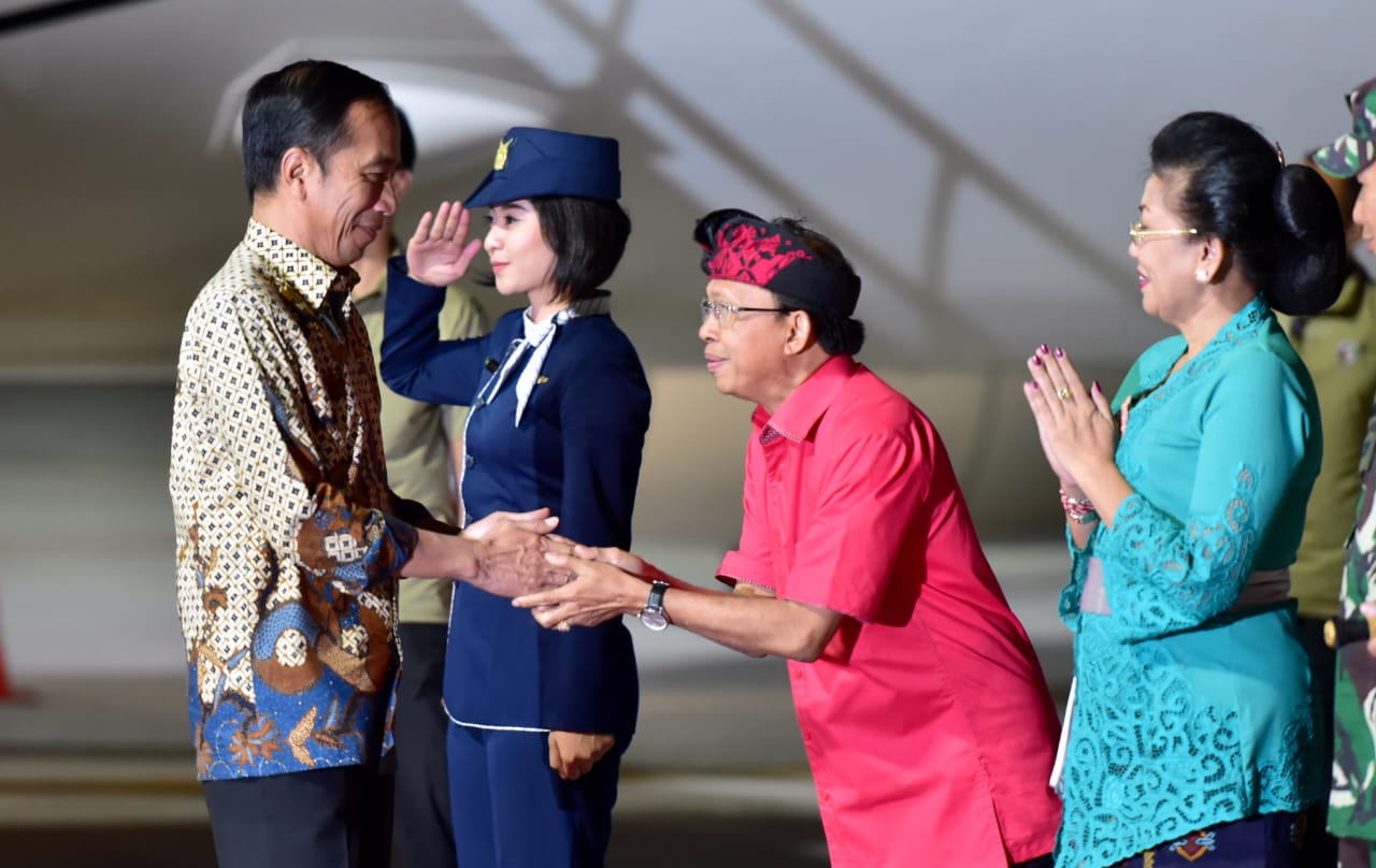 Presiden Joko widodo beserta Ibu Negara tiba di Bali. (Foto: Biro Pers Setpres)