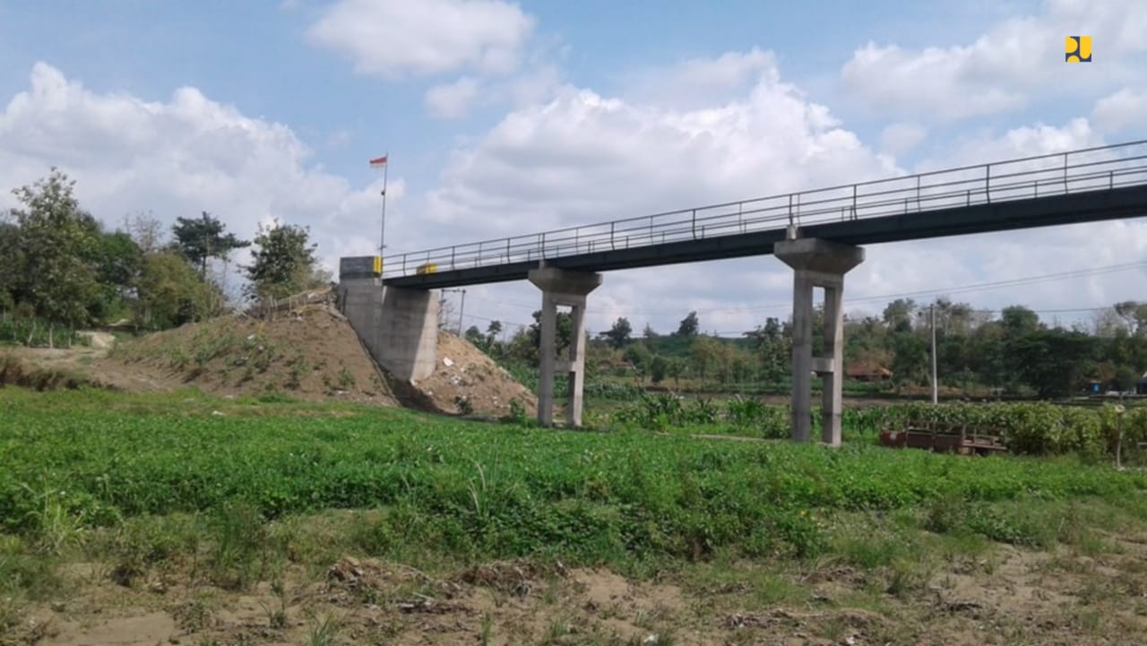 Jembatan sepanjang 60 meter dengan lebar 2,4 meter di Desa Kenongorejo, Kecamatan Beringin, Kabupaten Ngawi, Provinsi Jawa Timur. Jembatan ini memudahkan warga setempat menyeberang menuju area persawahan yang sebelumnya harus menggunakan rakit.