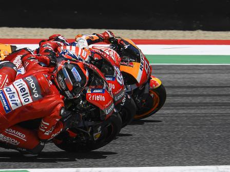 Para pembalap siap geber motornya habis-habisan di MotoGP Catalunya, Barcelona. (Foto: motogp.com)