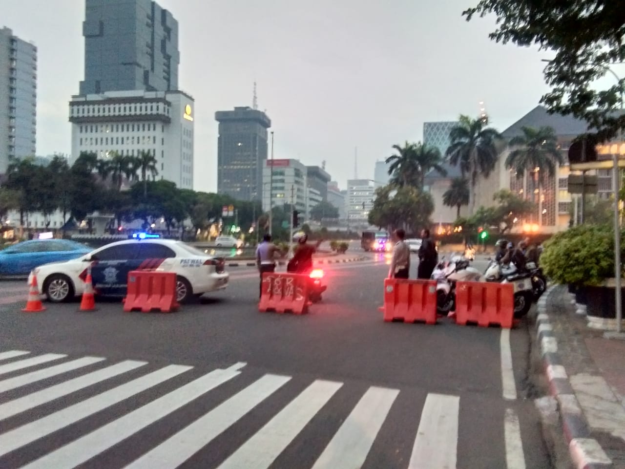 Penutupan jalan akses menuju Gedung MK dalam radius 1km. (Foto: Asmanu/ngopibareng.id)