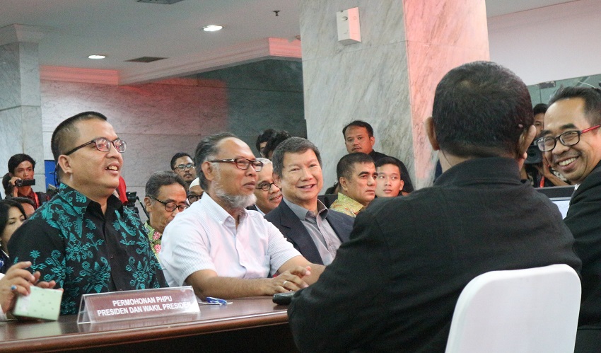 Ketua Tim Hukum Prabowo-Sandi, Bambang Widjojanto (tengah).