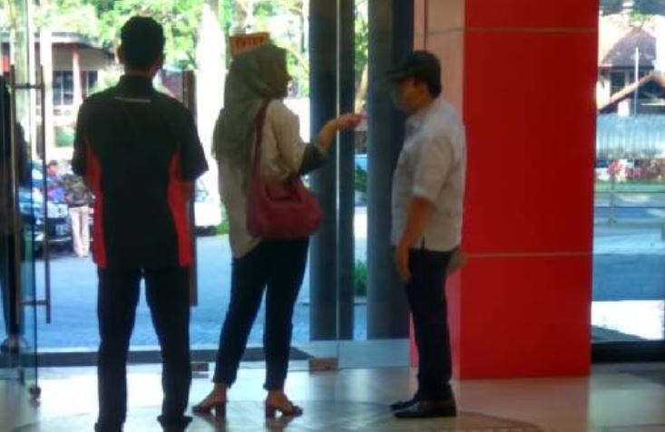 Setnov sedang berbicara dengan seorang perempuan di sebuah toko bangunan, Jumat, 14 Juni 2019. (Foto: Twitter)