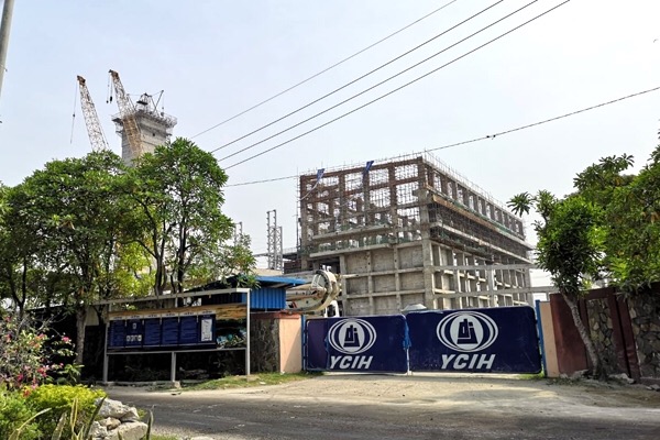 Logo perusahaan asal Tiongkok di TPS Benowo.