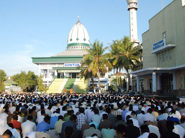 Calon santri Pondok Moderen Darussalam Gontor Ponorogo sedang mendengarkan pengarahan. (Foto: Novi for ngppibareng.id)