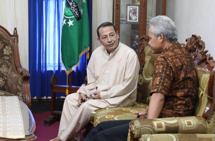 Habib Luthfi saat menerima kunjungan Gubernur Jawa Tengah, Ganjar Pranowo, di kediamannya Noyontaan Gang VII, Kota Pekalongan. (Foto: jatman for ngopibareng.id)