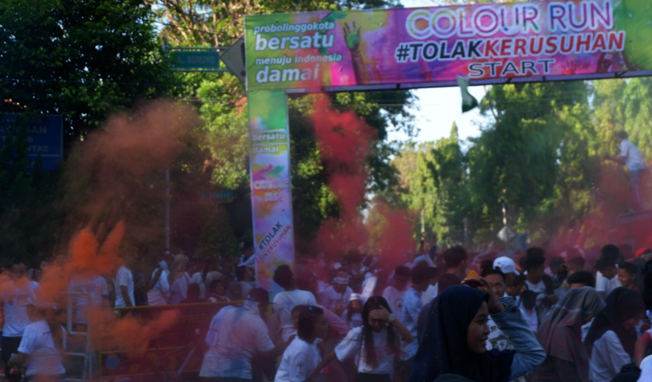 Ribuan peserta mengikuti Colour Run bertema Tolak Kerusuhan di Kota Probolinggo, Minggu 16 Juni 2019 pagi. (Foto: Ikhsan/ngopibareng.id)