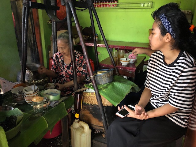 Soto Bok Ireng di Blitar. (Foto Arif Afandi/ngopibareng.id)