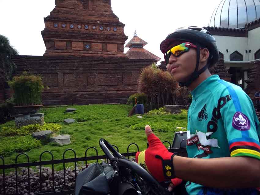 Dimas Pratama saat berada di Masjid Menara Kudus. (Foto2: Erwan Widyarto)