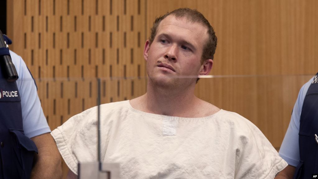 Brenton Tarrant warga Australia (28 tahun), tersangka teroris, pelaku penembakan massal di dua masjid kota Christchurch, Selandia Baru saat tampil di pengadilan 16 Maret lalu. (Foto: rep voa)