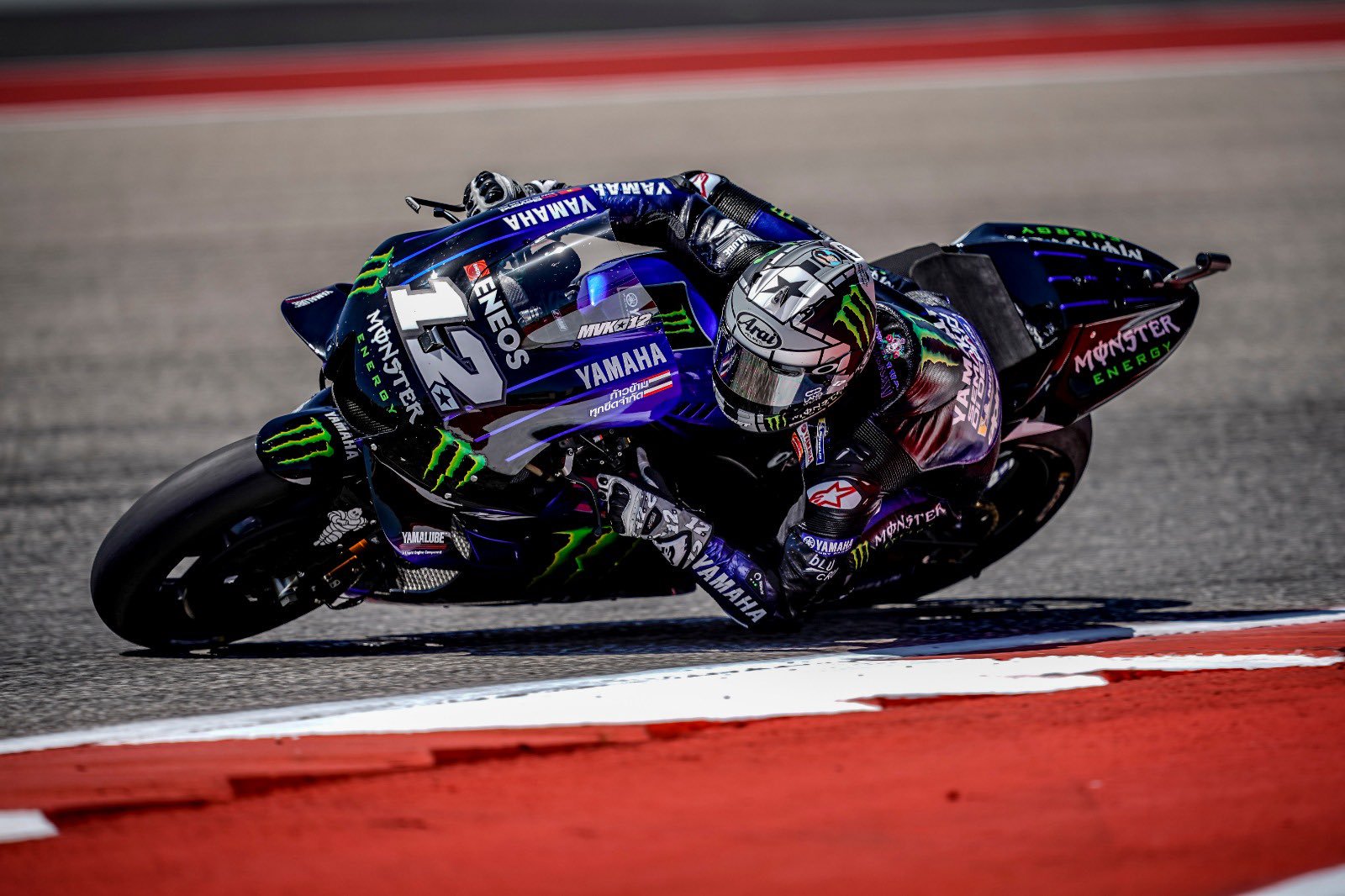 Rider Monster Energy Yamaha, Maverick Vinales, sangat kesal pada Lorenzo. (Foto: Twitter/@mvkofficial12)