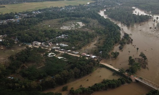 Kondisi banjir di Sungai Konaweha dan jembatan Ameroro yang menjadi penghubung jalan Trans Sulawasi antara Sulawesi Tenggara-Sulawasi Selatan yang rusak akibat banjir di Kecamatan Uepai, Konawe, Sulawesi Tenggara, Minggu, 16 Juni 2019. (Foto: Ant)