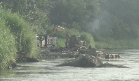 Penambang ilegal pasir Brantas di Tulungagung. (Foto: Destyan/Antara)