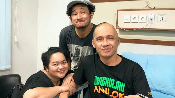 Sinyorita dan Isa Bajaj saat menjenguk Agung Hercules di RSUD Kota Tangerang Modernland, Minggu 16 Juni 2019. (Foto: Instagram Sinyorita dan Isa Bajaj)