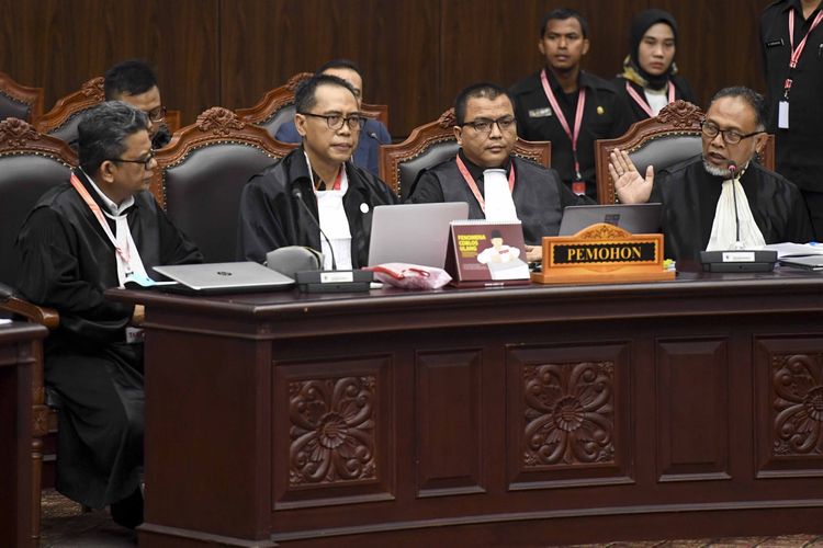  Kuasa hukum Calon Presiden dan Wakil Presiden nomor urut 02 selaku pemohon Bambang Widjojanto (kanan) dan Denny Indrayana (kedua kanan) mengikuti sidang perdana Perselisihan Hasil Pemilihan Umum (PHPU) sengketa Pilpres 2019 di Mahkamah Konstitusi, Jakarta, Jumat 14 Juni 2019.(Foto: Antara/Hafidz Mubarak)