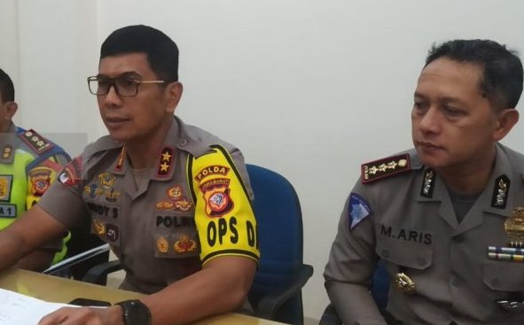 Kapolda Jawa Barat Irjen Pol Rudy Sufahriadi (kiri) saat memberikan keterangan kepada awak media terkait kecelakaan di Tol Cipali. (Foto: Antara/Khaerul Izan)