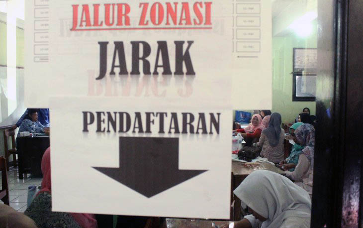 Calon siswa didampingi orang tua melakukan proses pendaftaran penerimaan peserta didik baru (PPDB) SMA melalui sistem zonasi. (Foto: Antara)