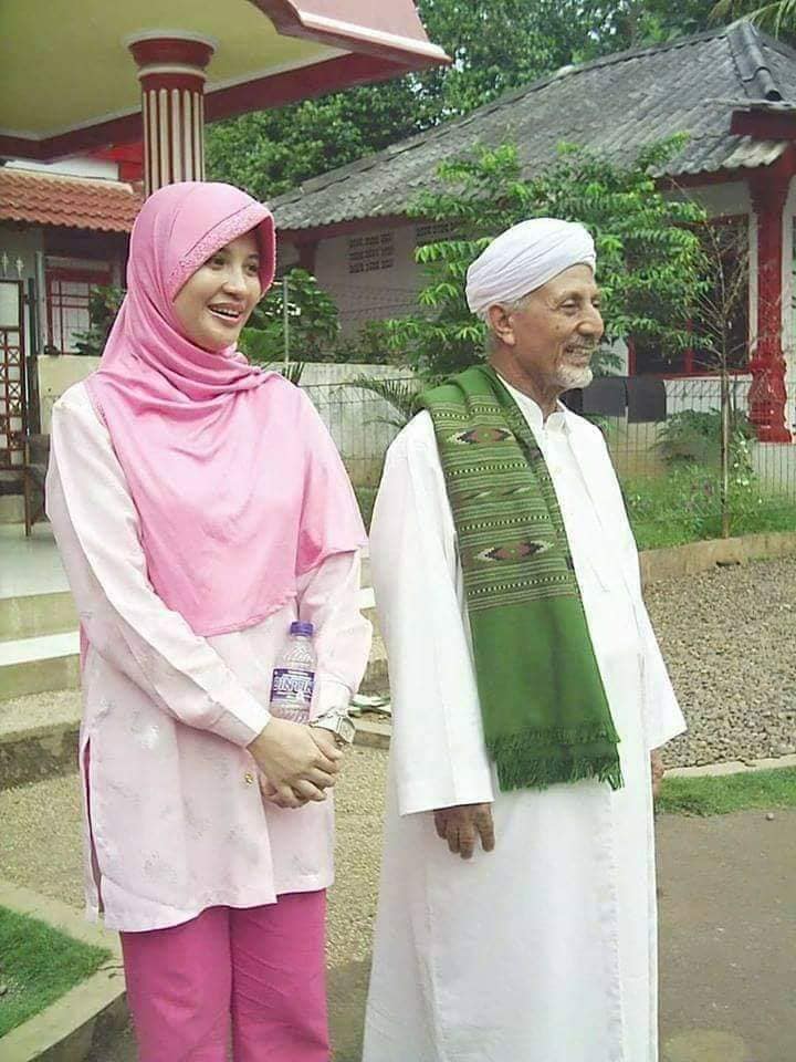 Bu Nyai Wahidah (akrab dipanggil Umi Wahidah), istri al-Habib Saggaf bin Mahdi Bin Syekh bin Abu Bakar bin Salim (almaghfurlah) Parung Bogor. (Foto: ist/ngopibareng.id) 