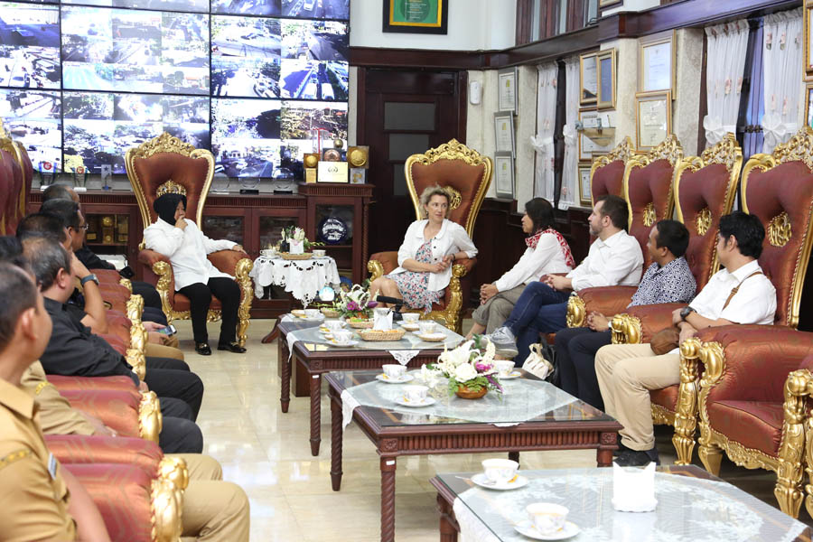 Para delegasi UCLG saat bertemu dengan Risma di Balaikota Surabaya. (Foto: dok. Humas Pemkot)