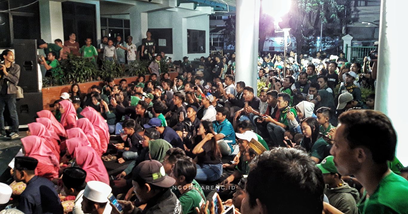 Suporter Persebaya, Bonek Mania, saat hadiri ulang tahun Bajul Ijo ke-92 di Wisma Karanggayam. (foto: Haris/ngopibareng.id)