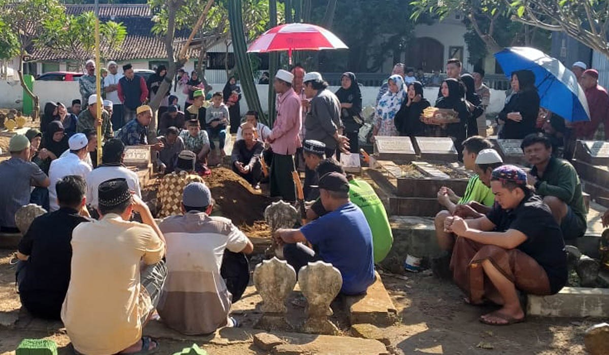 SUASANA pemakaman jenazah Endang Sukeni di pemakaman Wonoasih, Kota Probolinggo. (Foto: Ikhsan/ngopibareng.id)