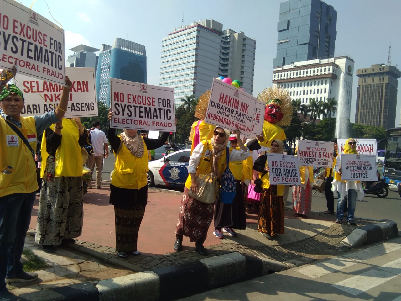 Aksi damai emak emak dorong Majelis Hakim MK berlaku adil kesampingkan tekanan dari manapun datangnya. (Foto: Asmanu/ngopibareng.id)